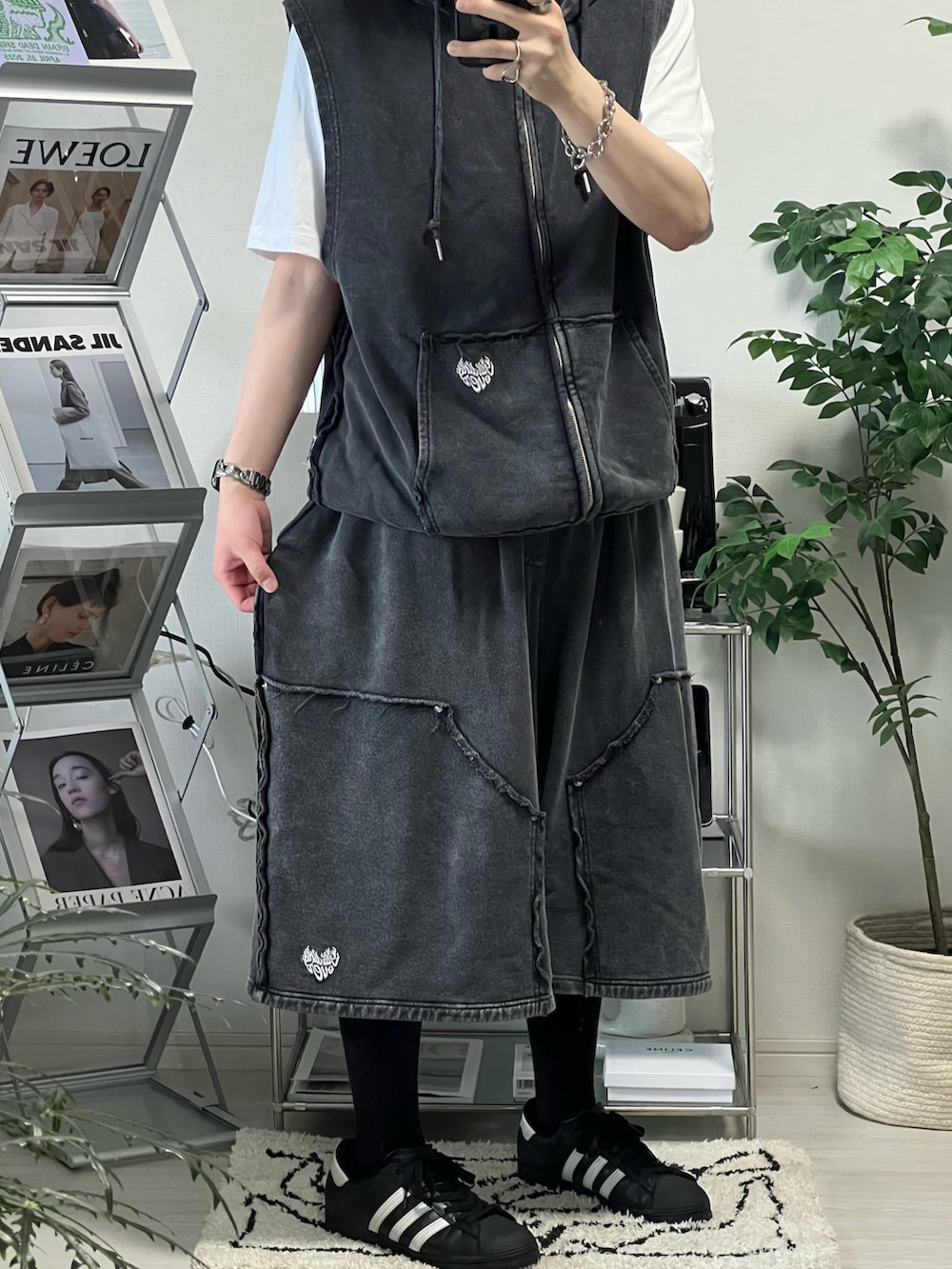 ブラック系のスウェットパンツ、ブラック系のパーカー、ホワイト系のTシャツ/カットソーを着用したメンズの夏コーディネートの2枚目の写真