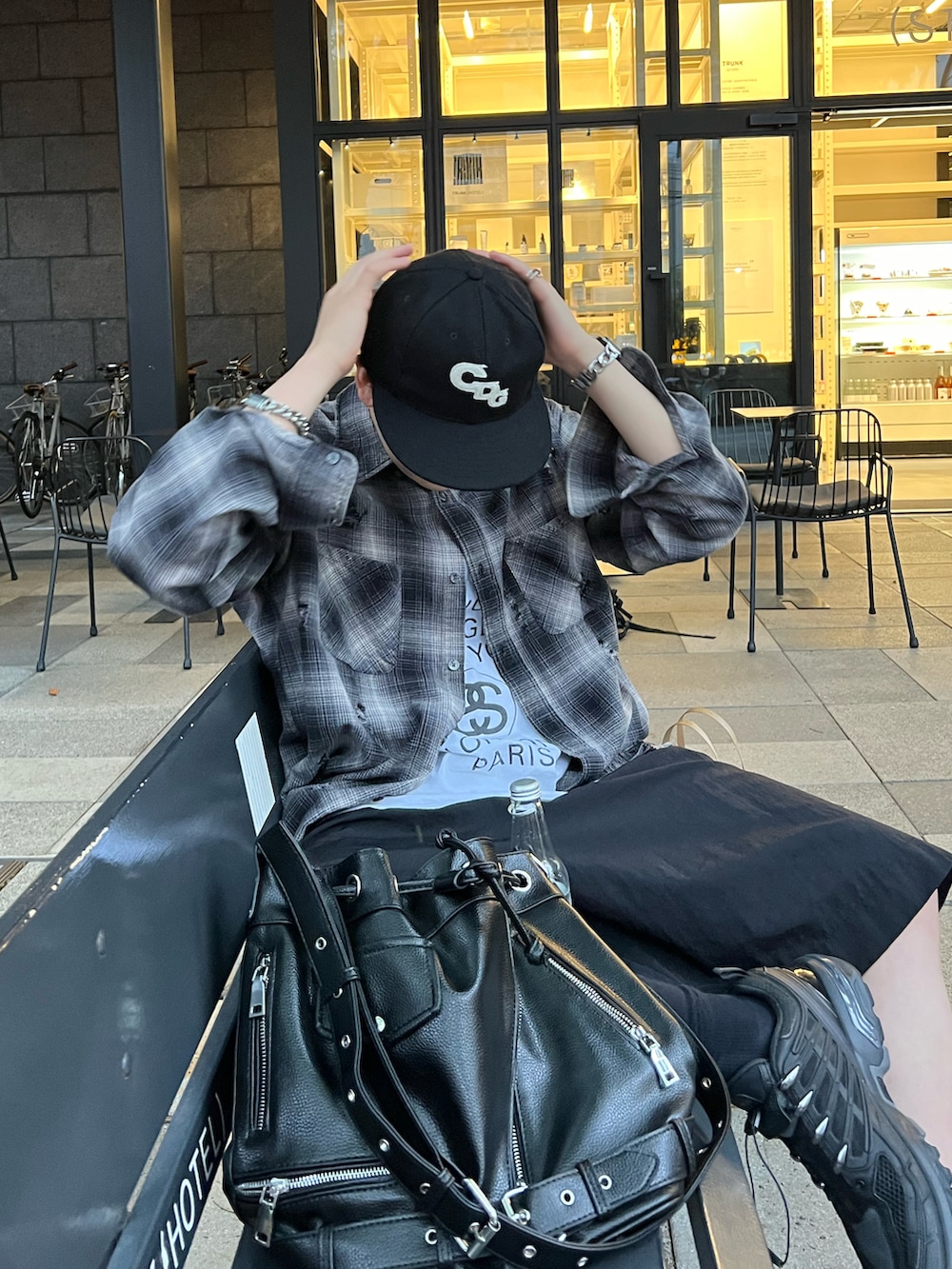 ブラック系のパンツ、ブラック系のスニーカー、ブラック系のショルダーバッグを着用したメンズの夏コーディネートの3枚目の写真