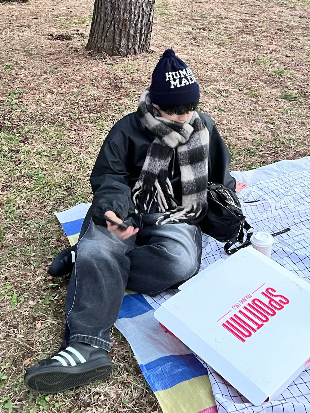 ブラック系のブルゾン、ブラック系のデニムパンツ、ブラック系のスニーカーを着用したメンズの冬コーディネートの2枚目の写真