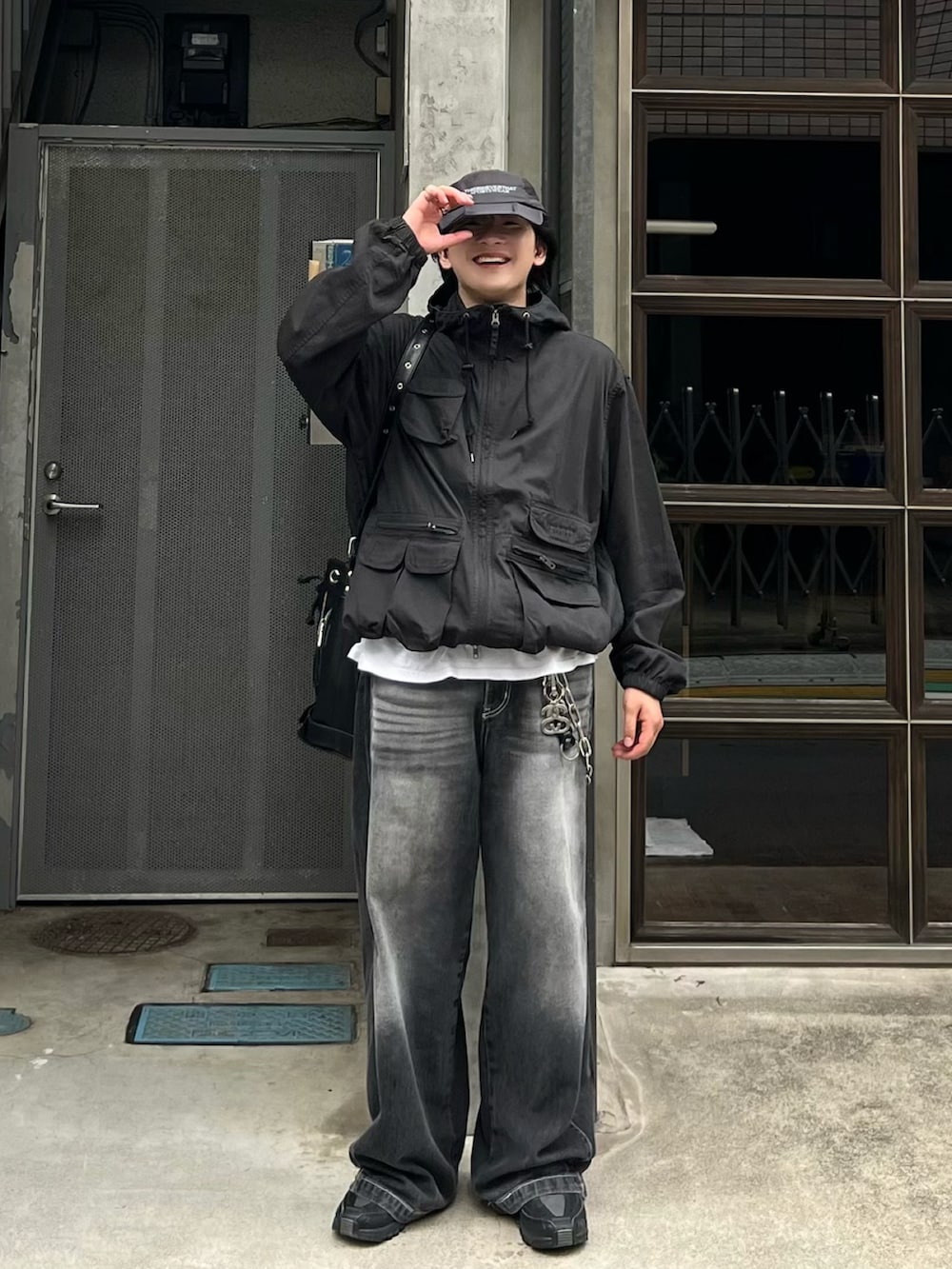 ブラック系のブルゾン、ブラック系のデニムパンツ、ブラック系のスニーカーを着用したメンズの秋コーディネートの3枚目の写真