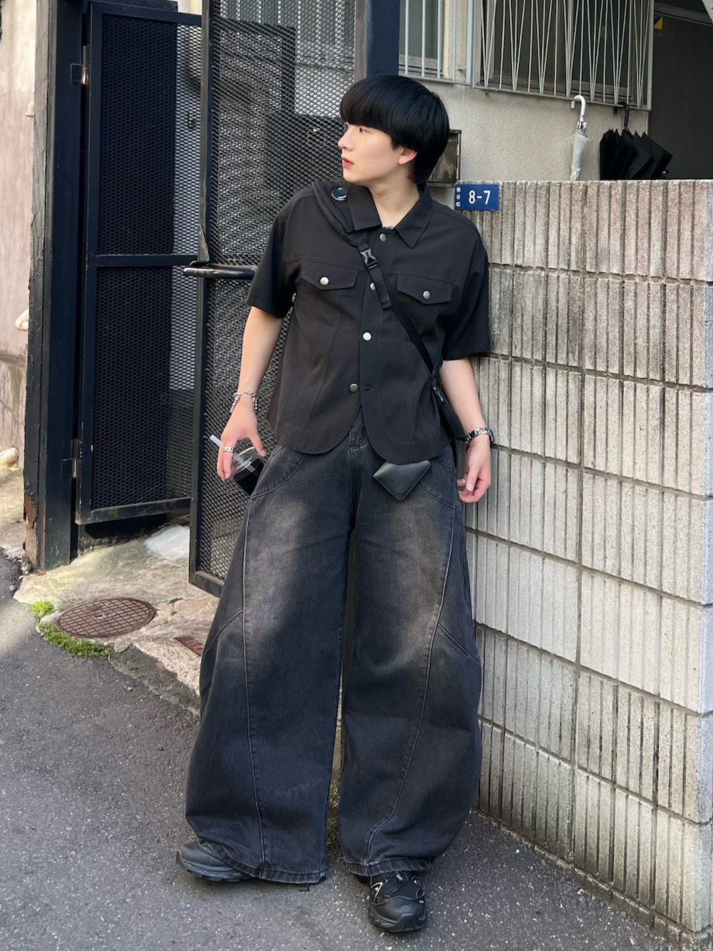 ブラック系のシャツ/ブラウス、ブラック系のデニムパンツ、ブラック系のスニーカーを着用したメンズの夏コーディネートの2枚目の写真