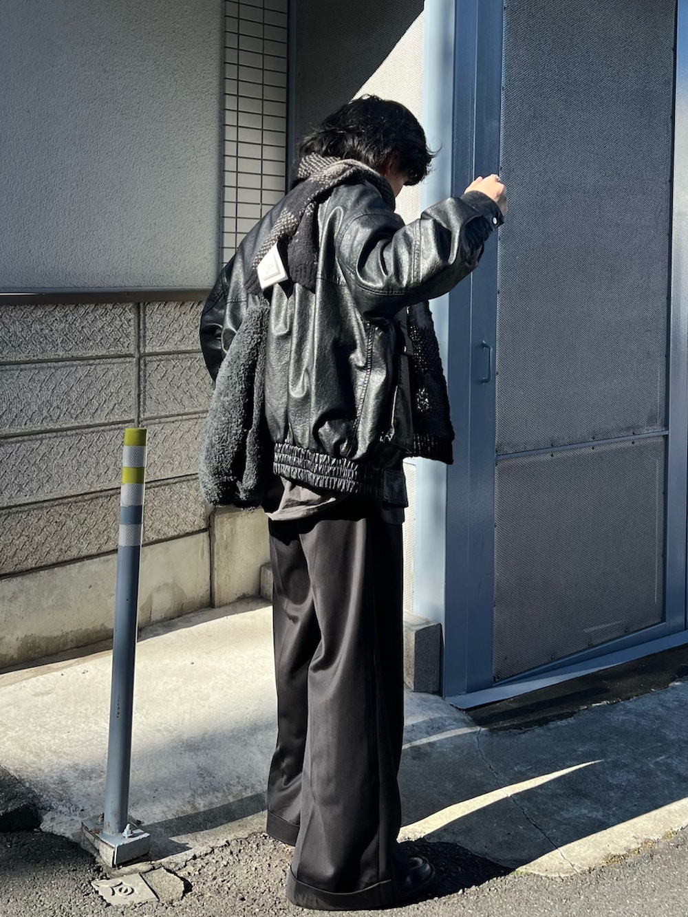 ブラック系のブルゾン、グレー系のシャツ/ブラウス、ブラック系のスラックスを着用したメンズの冬コーディネートの2枚目の写真