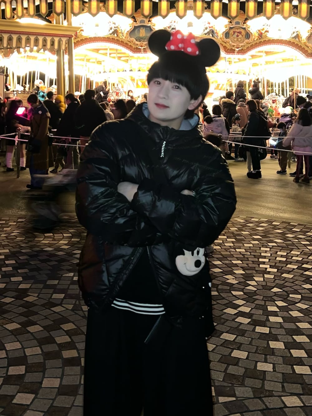 ブラック系のスラックス、グレー系のニット/セーター、ブラック系のTシャツ/カットソーを着用したメンズの冬コーディネートの2枚目の写真