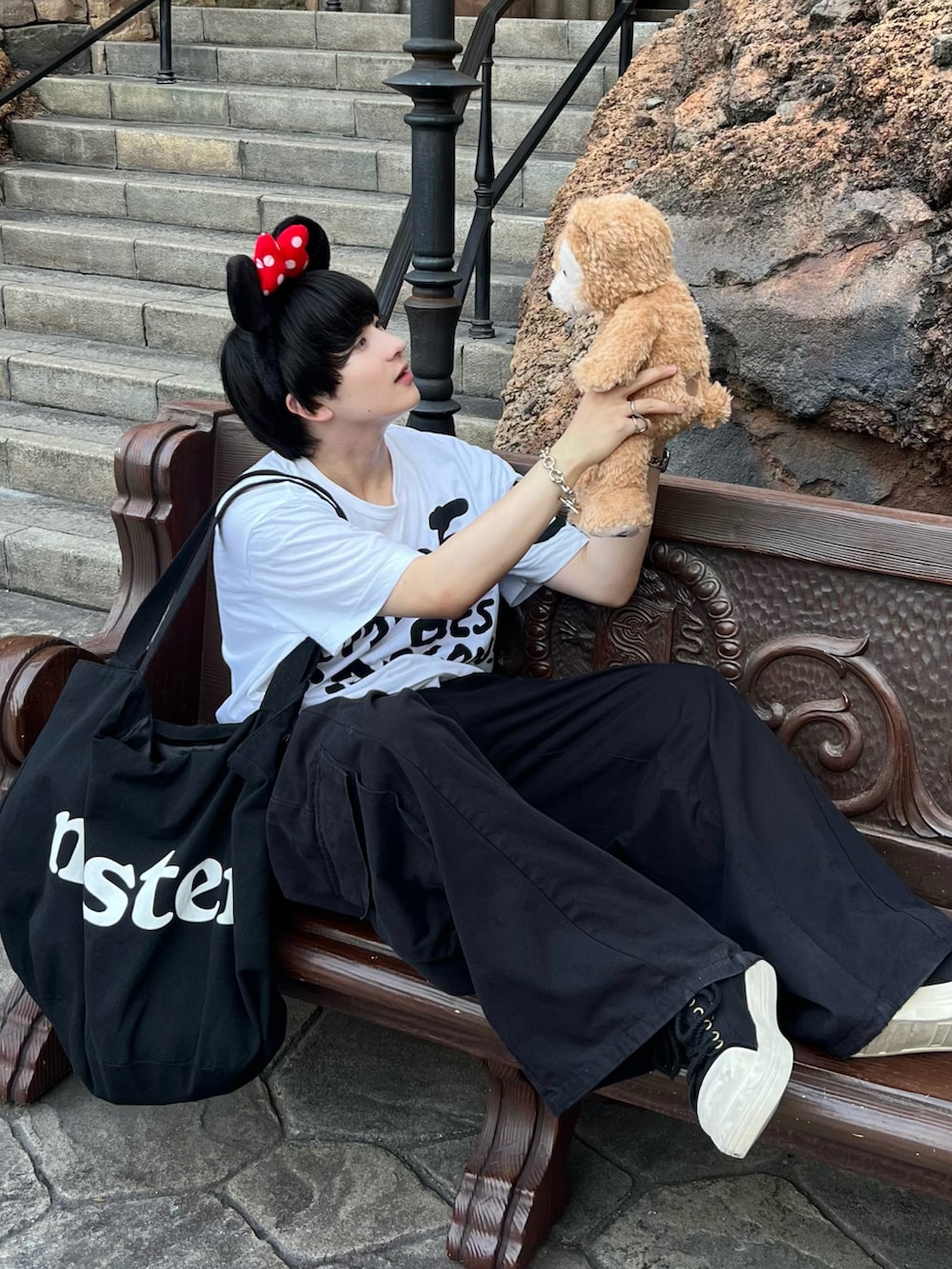 ブラック系のカーゴパンツ、ブラック系のスニーカー、ブラック系のトートバッグを着用したメンズの夏コーディネートの2枚目の写真