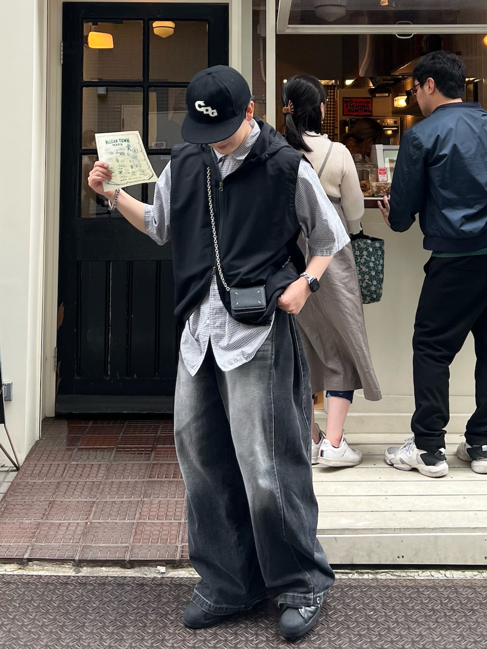 ブラック系のデニムパンツ、ブラック系のスニーカー、ホワイト系のシャツ/ブラウスを着用したメンズの夏コーディネートの2枚目の写真
