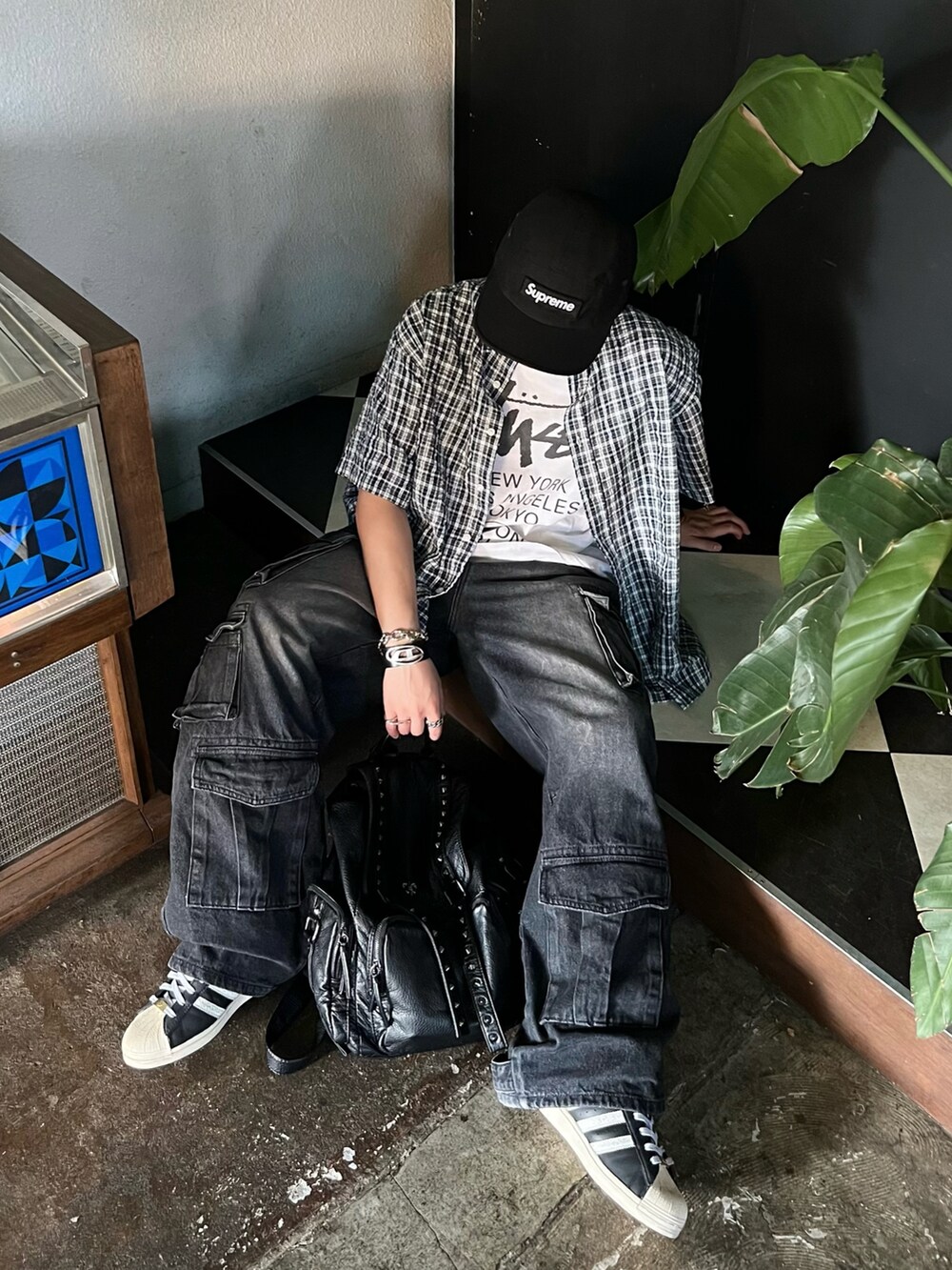 ブラック系のデニムパンツ、ブラック系のシャツ/ブラウス、ブラック系のパンツを着用したメンズの秋コーディネートの3枚目の写真
