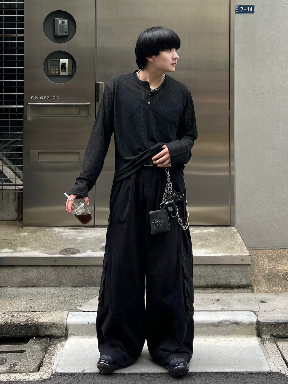 ブラック系のタンクトップ、ブラック系のTシャツ/カットソー、ブラック系のカーゴパンツを着用したメンズの秋コーディネートの2枚目の写真