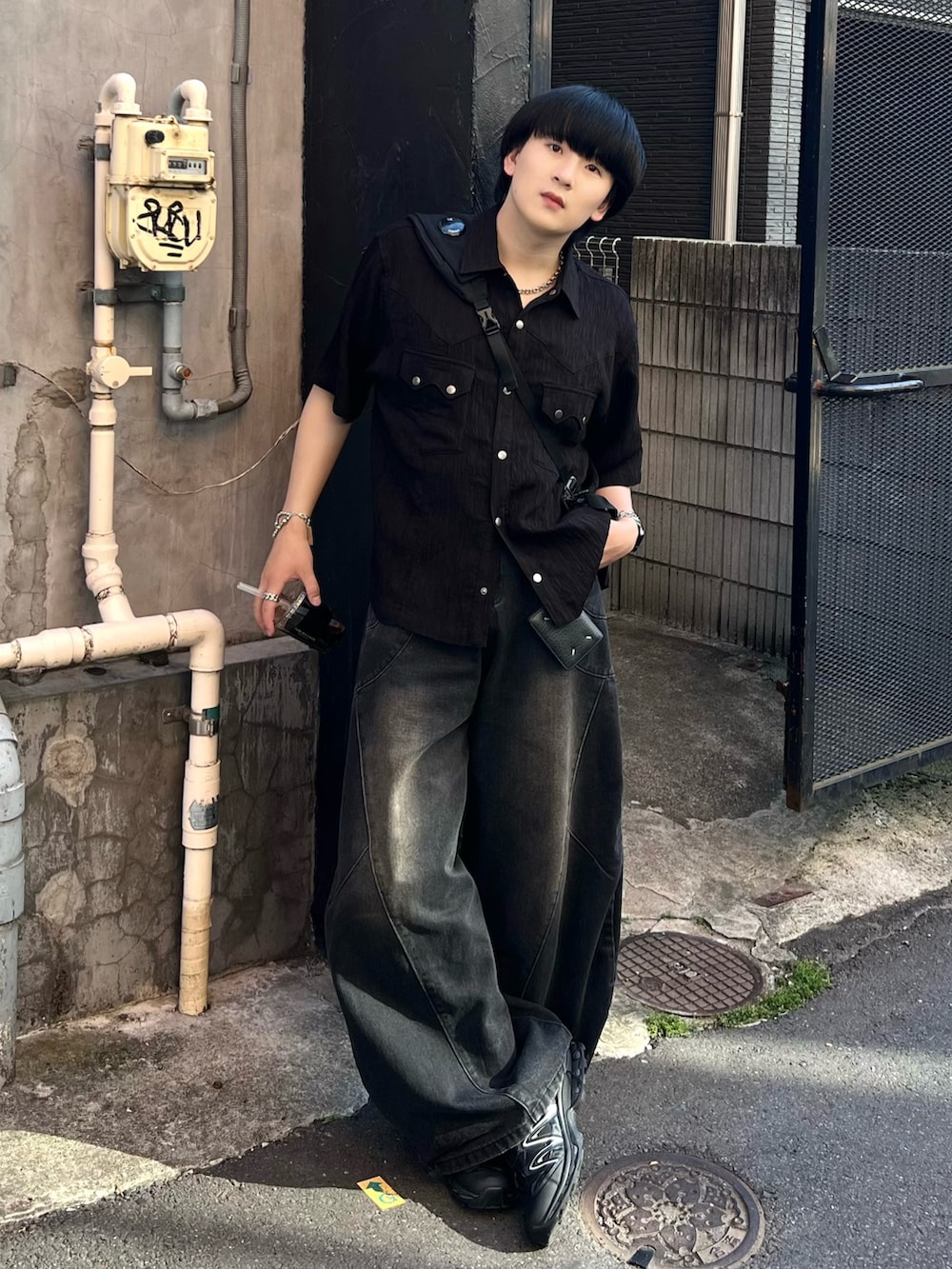 ブラック系のシャツ/ブラウス、ブラック系のデニムパンツ、ブラック系のショルダーバッグを着用したメンズの夏コーディネートの2枚目の写真