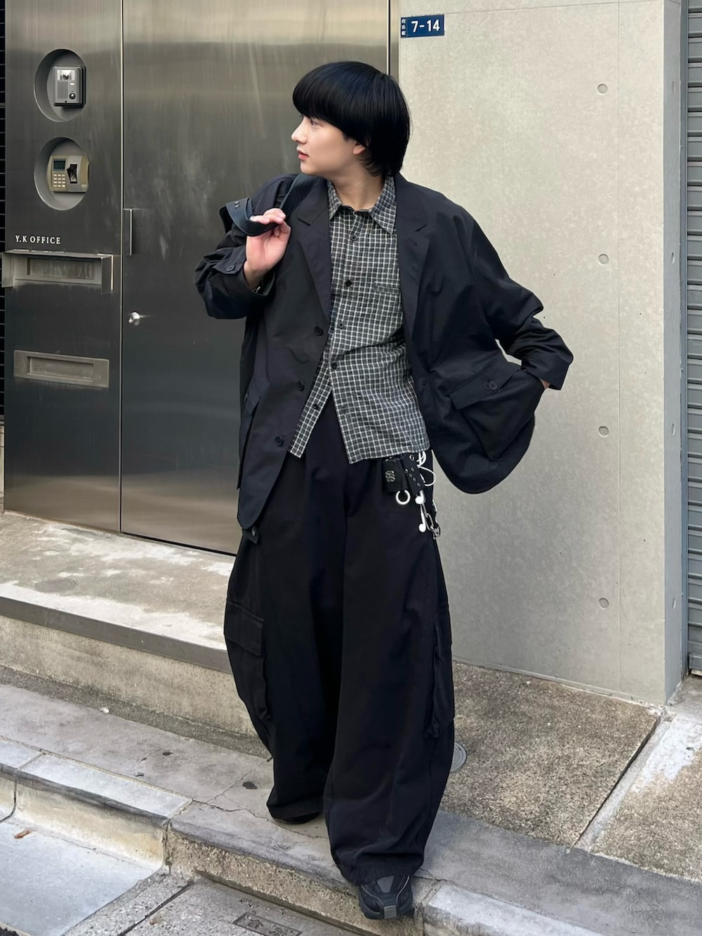 ブラック系のシャツ/ブラウス、ブラック系のカバーオール、ブラック系のカーゴパンツを着用したメンズの秋コーディネートの2枚目の写真