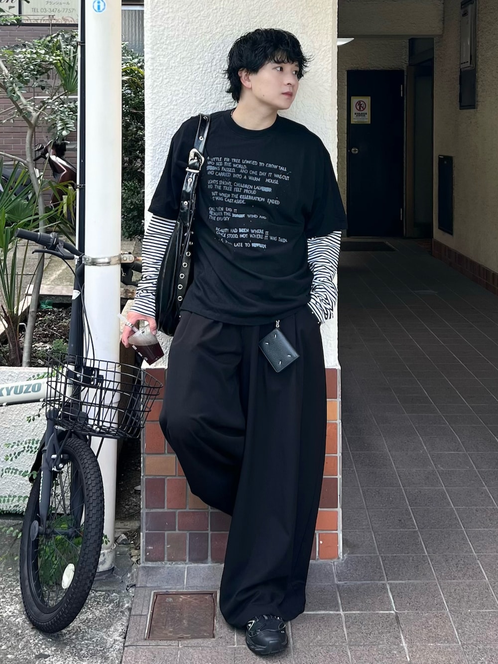 ブラック系のスラックス、その他のTシャツ/カットソー、ホワイト系のTシャツ/カットソーを着用したメンズの秋コーディネートの2枚目の写真