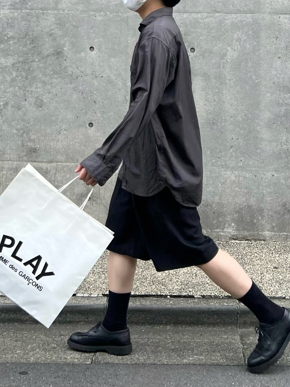 グレー系のシャツ/ブラウス、ブラック系のその他パンツ、ブラック系のドレスシューズを着用したメンズの秋コーディネートの2枚目の写真