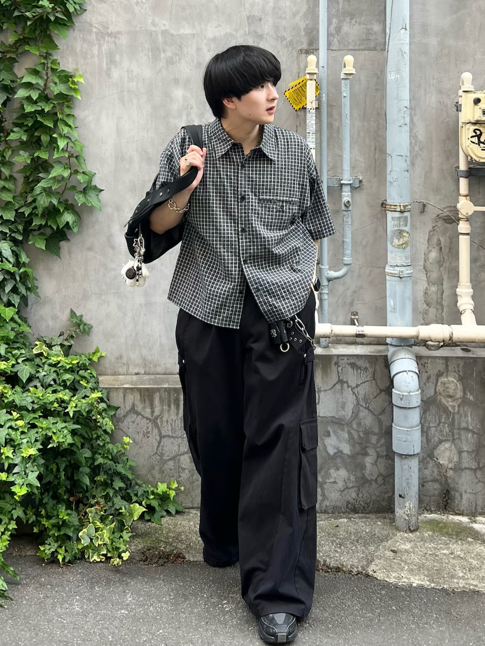 ブラック系のシャツ/ブラウス、ブラック系のカーゴパンツ、ブラック系のショルダーバッグを着用したメンズの夏コーディネートの3枚目の写真