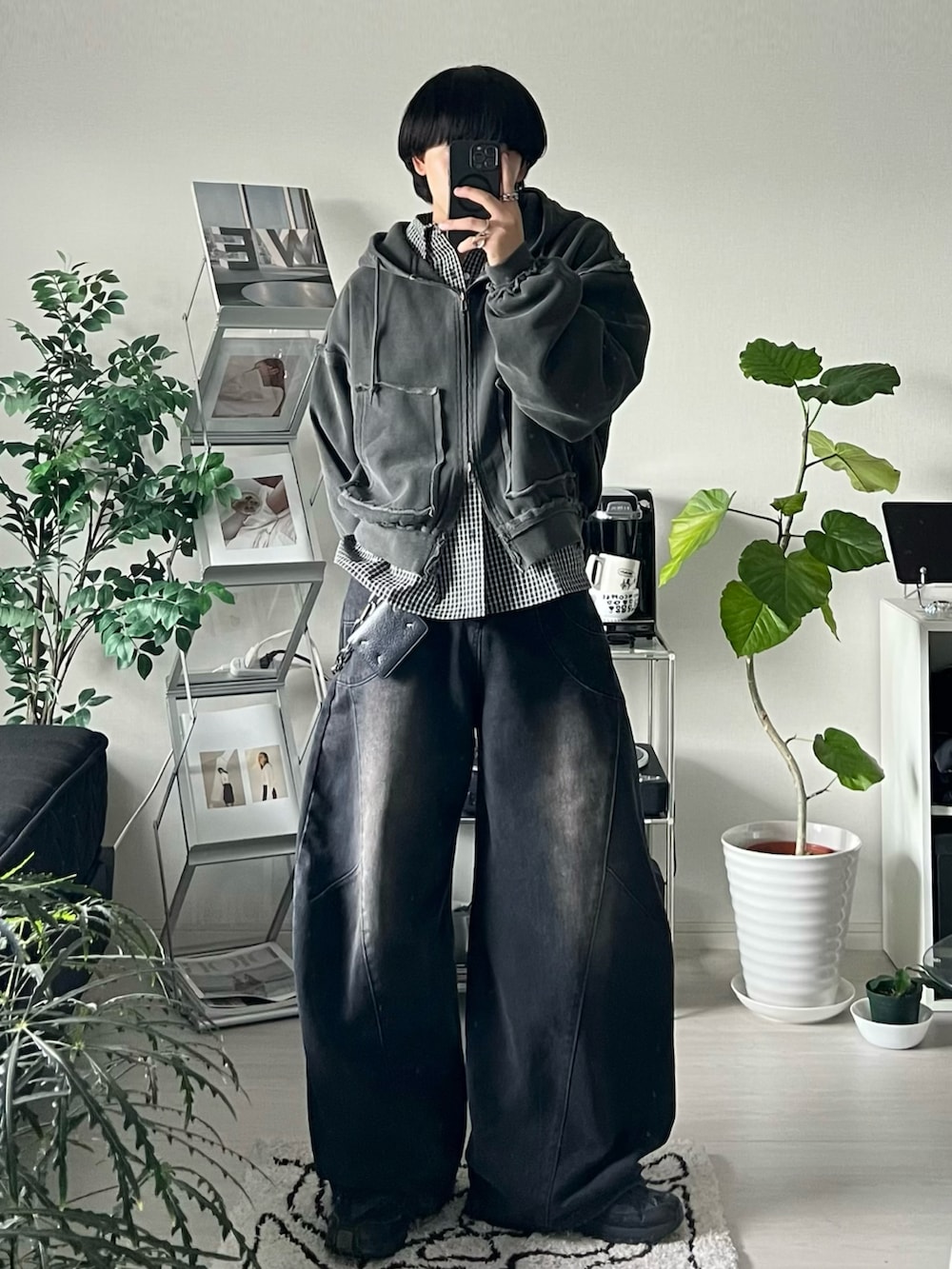 ブラック系のパーカー、ブラック系のシャツ/ブラウス、ブラック系のデニムパンツを着用したメンズの秋コーディネートの2枚目の写真