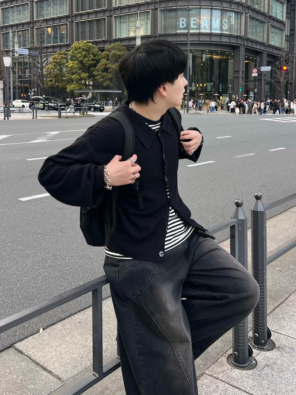 ブラック系のシャツ/ブラウス、ブラック系のTシャツ/カットソー、ブラック系のデニムパンツを着用したメンズの春コーディネートの2枚目の写真