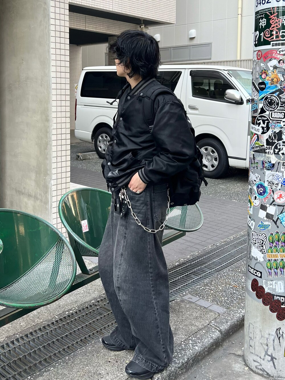 ブラック系のデニムパンツ、ブラック系のブルゾン、ブラック系のバックパック/リュックを着用したメンズの春コーディネートの4枚目の写真