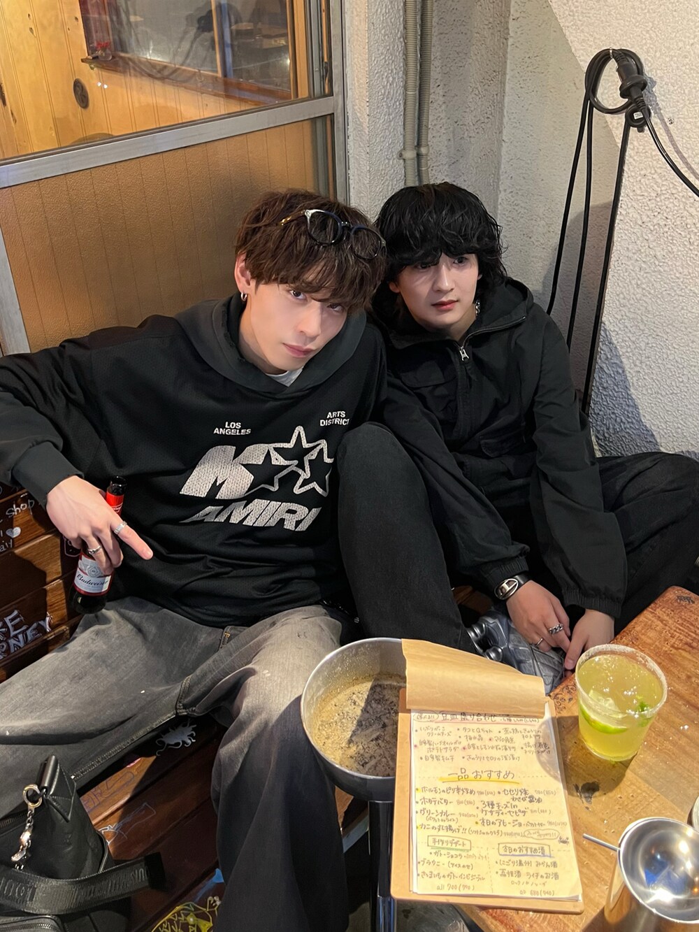 グレー系のデニムパンツ、ブラック系のスニーカー、ブラック系のブルゾンを着用したメンズの春コーディネートの2枚目の写真