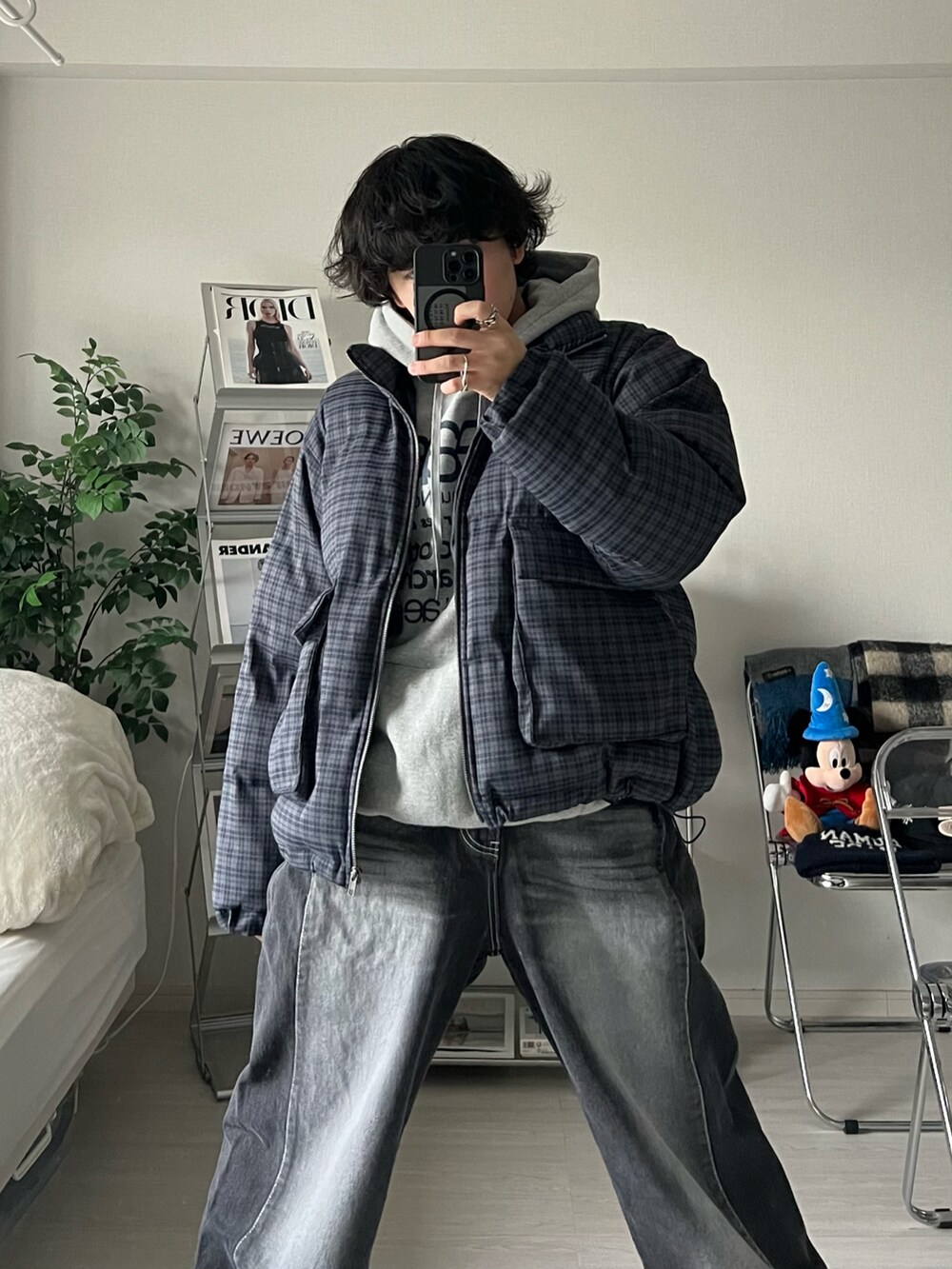 ブルー系のブルゾン、グレー系のパーカー、ブラック系のデニムパンツを着用したメンズの秋コーディネートの3枚目の写真