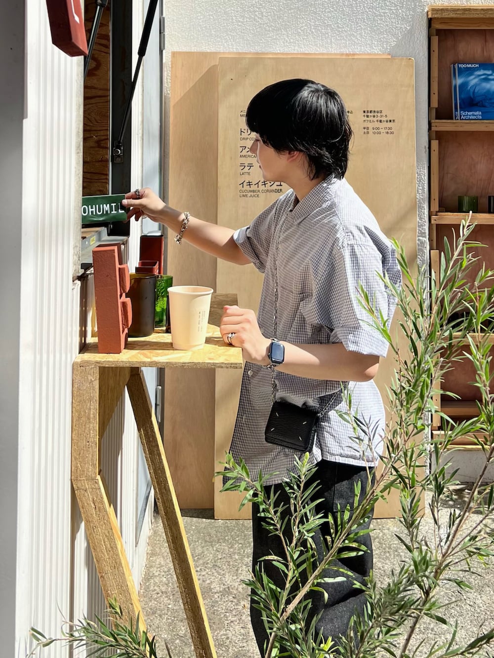 ブルー系のシャツ/ブラウス、ブラック系のデニムパンツ、ブラック系のドレスシューズを着用したメンズの秋コーディネートの2枚目の写真