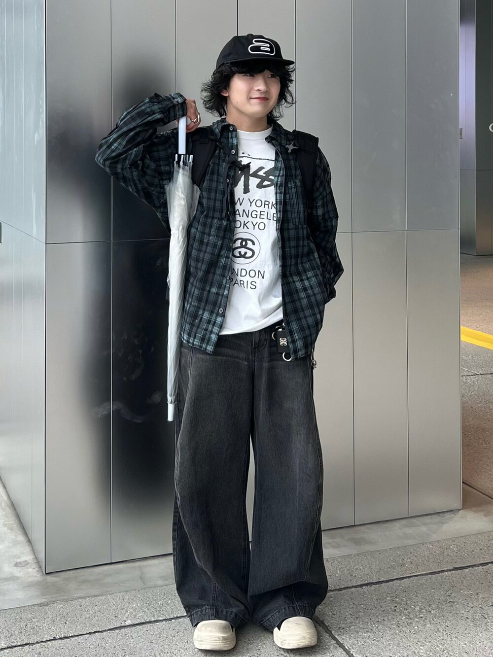 ブルー系のシャツ/ブラウス、ブラック系のデニムパンツ、ブラック系のスニーカーを着用したメンズの春コーディネートの4枚目の写真