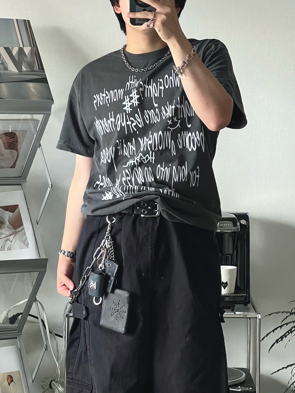 グレー系のTシャツ/カットソー、ブラック系のカーゴパンツ、ブラック系のスニーカーを着用したメンズの夏コーディネートの3枚目の写真