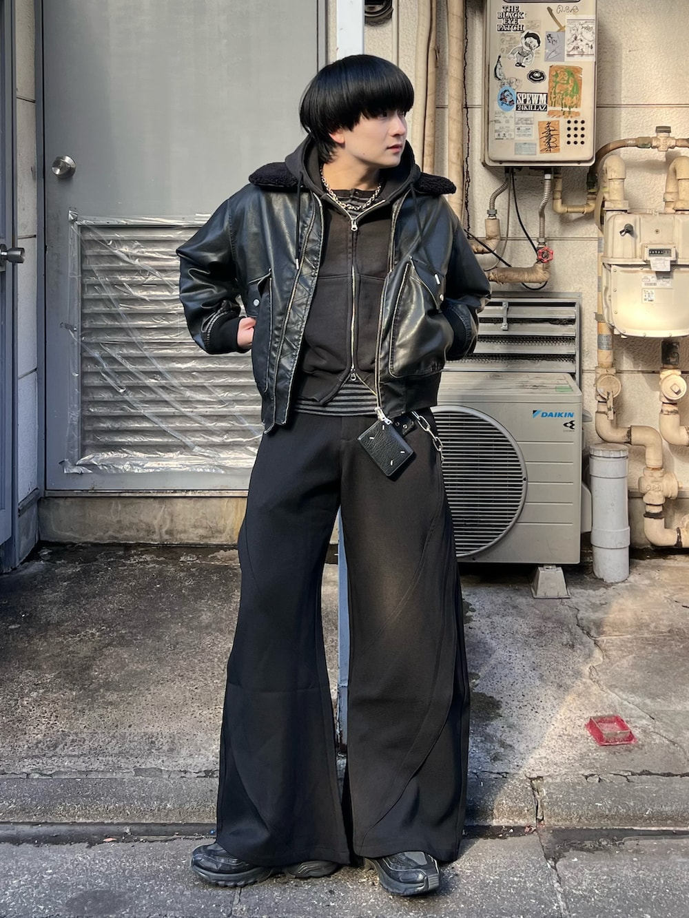 ブラック系のブルゾン、ブラック系のパーカー、ブラック系のTシャツ/カットソーを着用したメンズの冬コーディネートの2枚目の写真