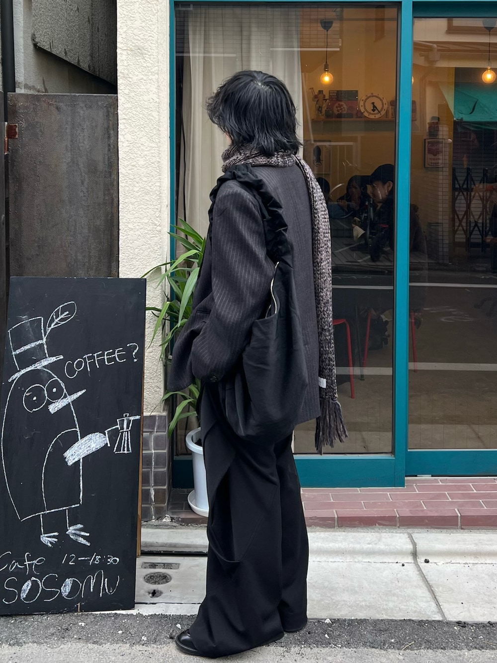 グレー系のテーラードジャケット、ブラック系のショルダーバッグ、ブラック系のドレスシューズを着用したメンズの冬コーディネートの3枚目の写真