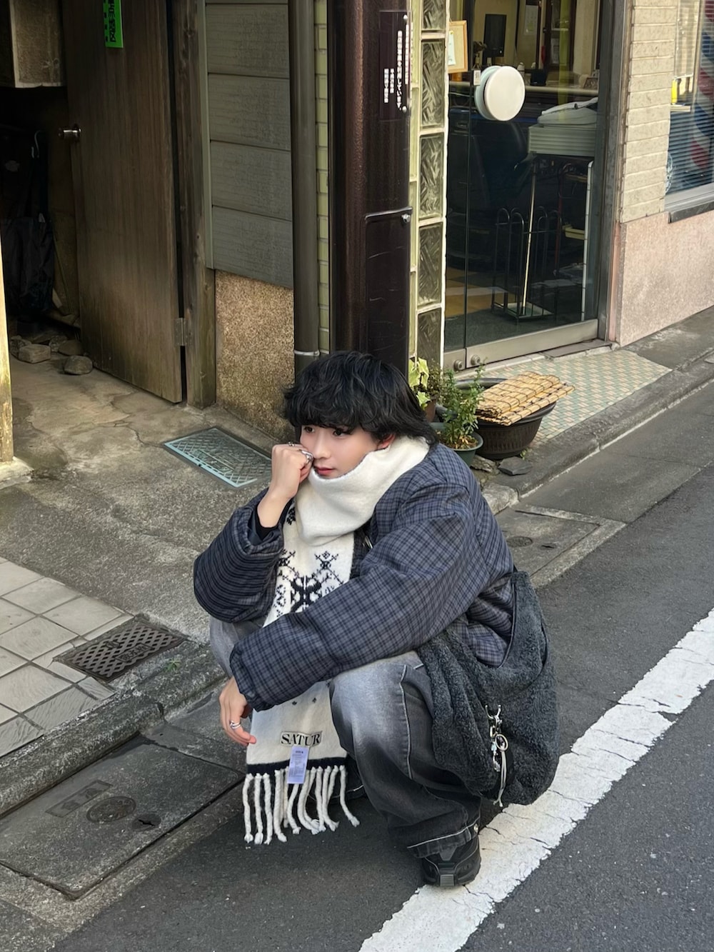 ブルー系のブルゾン、ブラック系のデニムパンツ、ブラック系のスニーカーを着用したメンズの冬コーディネートの3枚目の写真