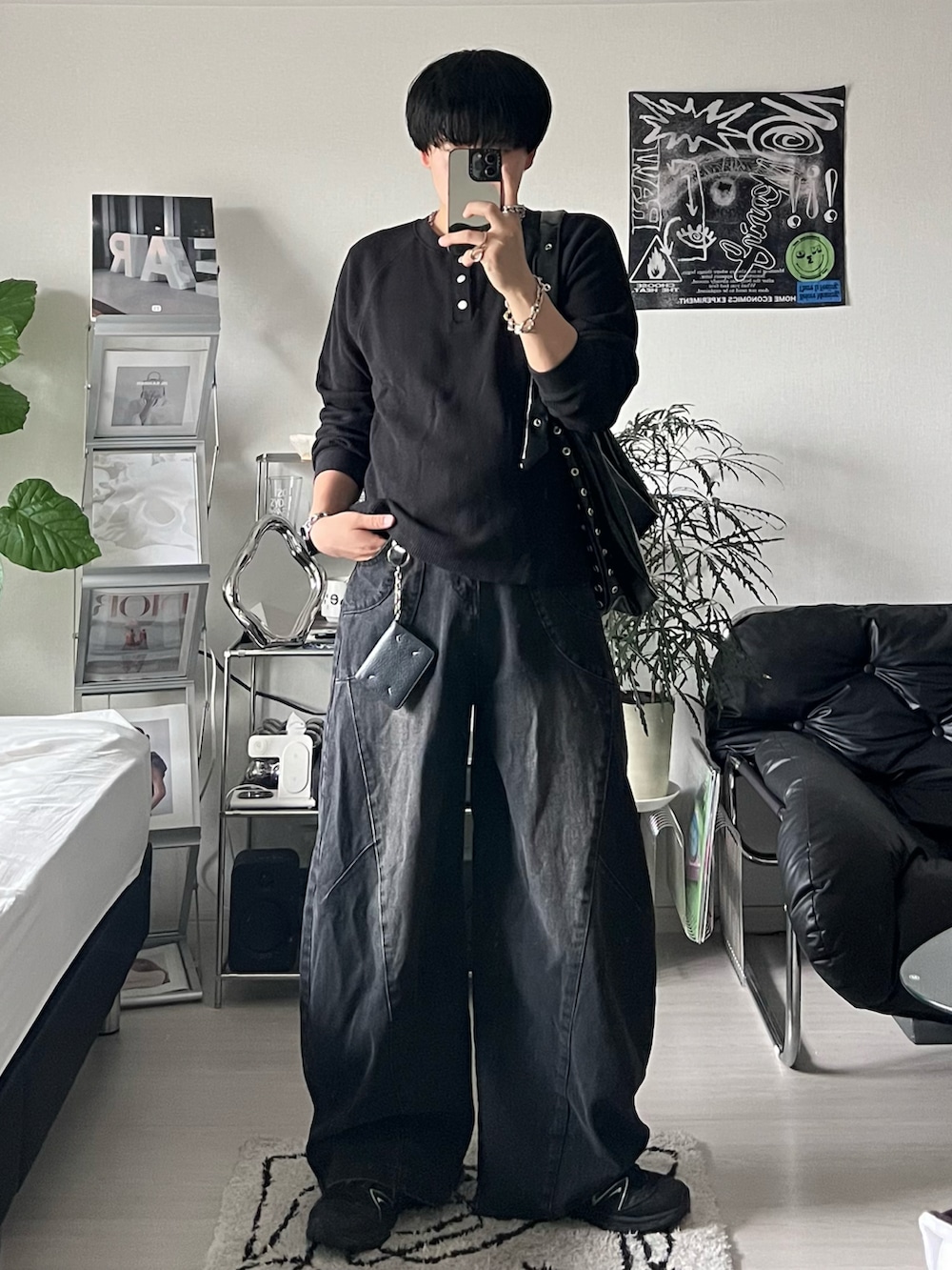 グレー系のTシャツ/カットソー、ブラック系のデニムパンツ、ブラック系のショルダーバッグを着用したメンズの秋コーディネートの2枚目の写真