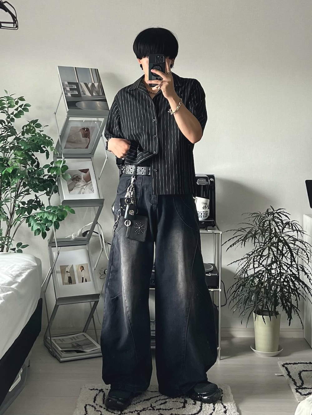 ブラック系のシャツ/ブラウス、ブラック系のデニムパンツ、ブラック系のスニーカーを着用したメンズの夏コーディネートの2枚目の写真