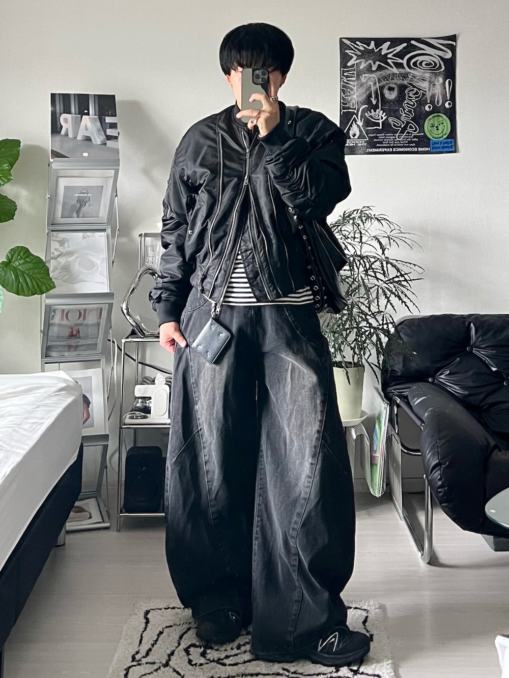 ブラック系のMA-1、ホワイト系のTシャツ/カットソー、ブラック系のデニムパンツを着用したメンズの秋コーディネートの2枚目の写真