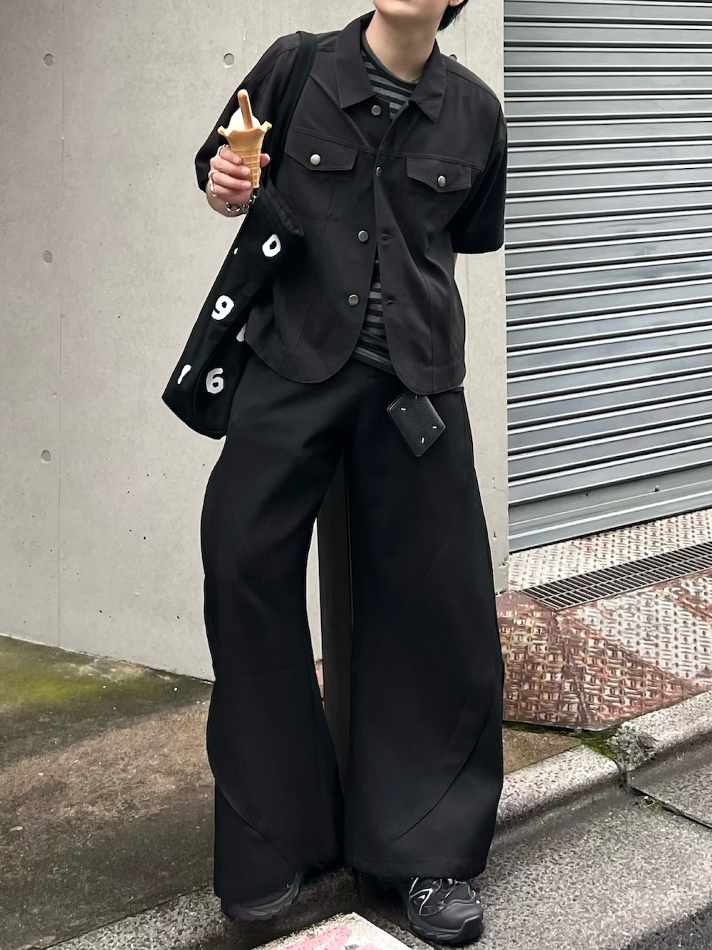 ブラック系のシャツ/ブラウス、ブラック系のTシャツ/カットソー、ブラック系のスラックスを着用したメンズの夏コーディネートの2枚目の写真