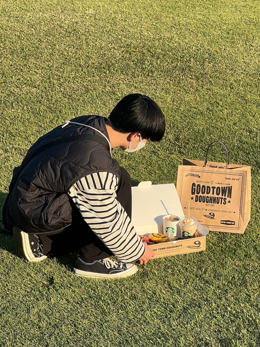 ブラック系のスラックス、ブラック系のミリタリージャケット、ホワイト系のTシャツ/カットソーを着用したメンズの秋コーディネートの3枚目の写真