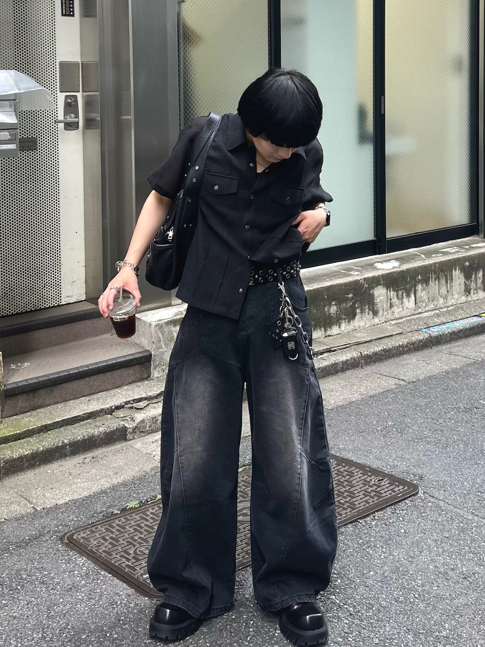 ブラック系のデニムパンツ、ブラック系のシャツ/ブラウス、ブラック系のタンクトップを着用したメンズの夏コーディネートの2枚目の写真