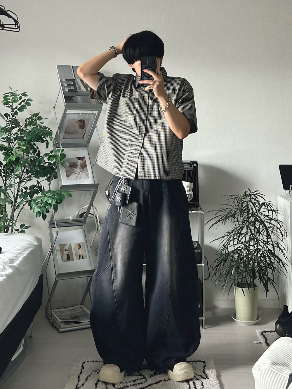 ブラック系のデニムパンツ、ブラック系のスニーカー、ブラック系のシャツ/ブラウスを着用したメンズの夏コーディネートの2枚目の写真