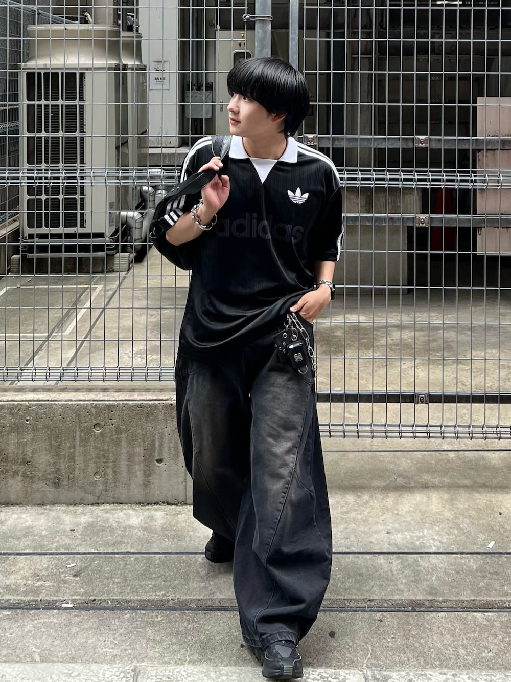 ブラック系のTシャツ/カットソー、ブラック系のデニムパンツ、ブラック系のショルダーバッグを着用したメンズの夏コーディネートの2枚目の写真