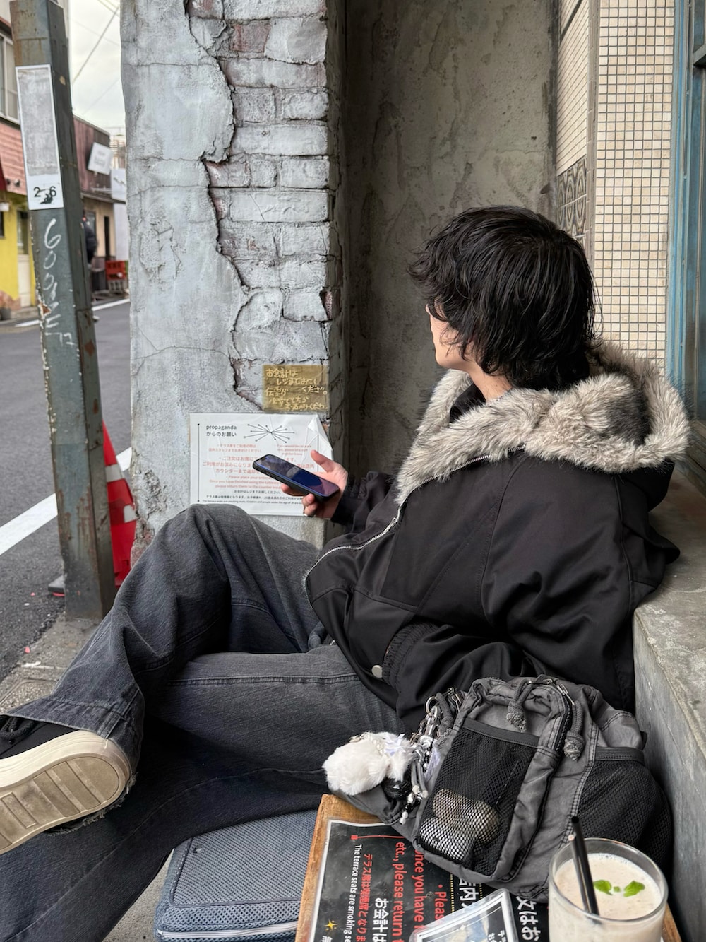 ブラック系のブルゾン、ブラック系のデニムパンツ、ブラック系のスニーカーを着用したメンズの春コーディネートの3枚目の写真