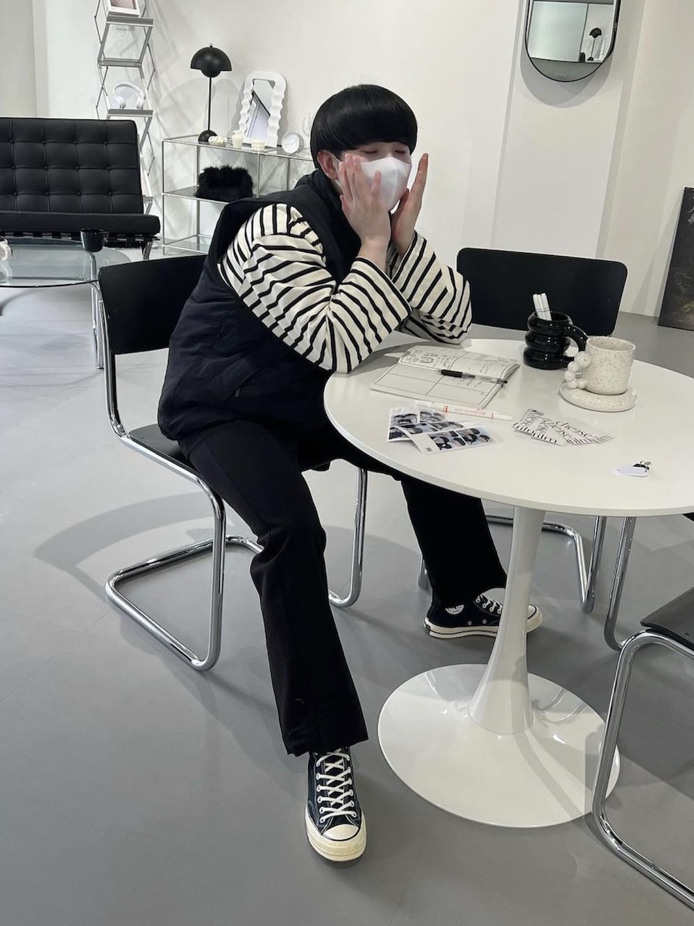 ブラック系のダウンベスト、ホワイト系のTシャツ/カットソー、ブラック系のその他パンツを着用したメンズの秋コーディネートの2枚目の写真