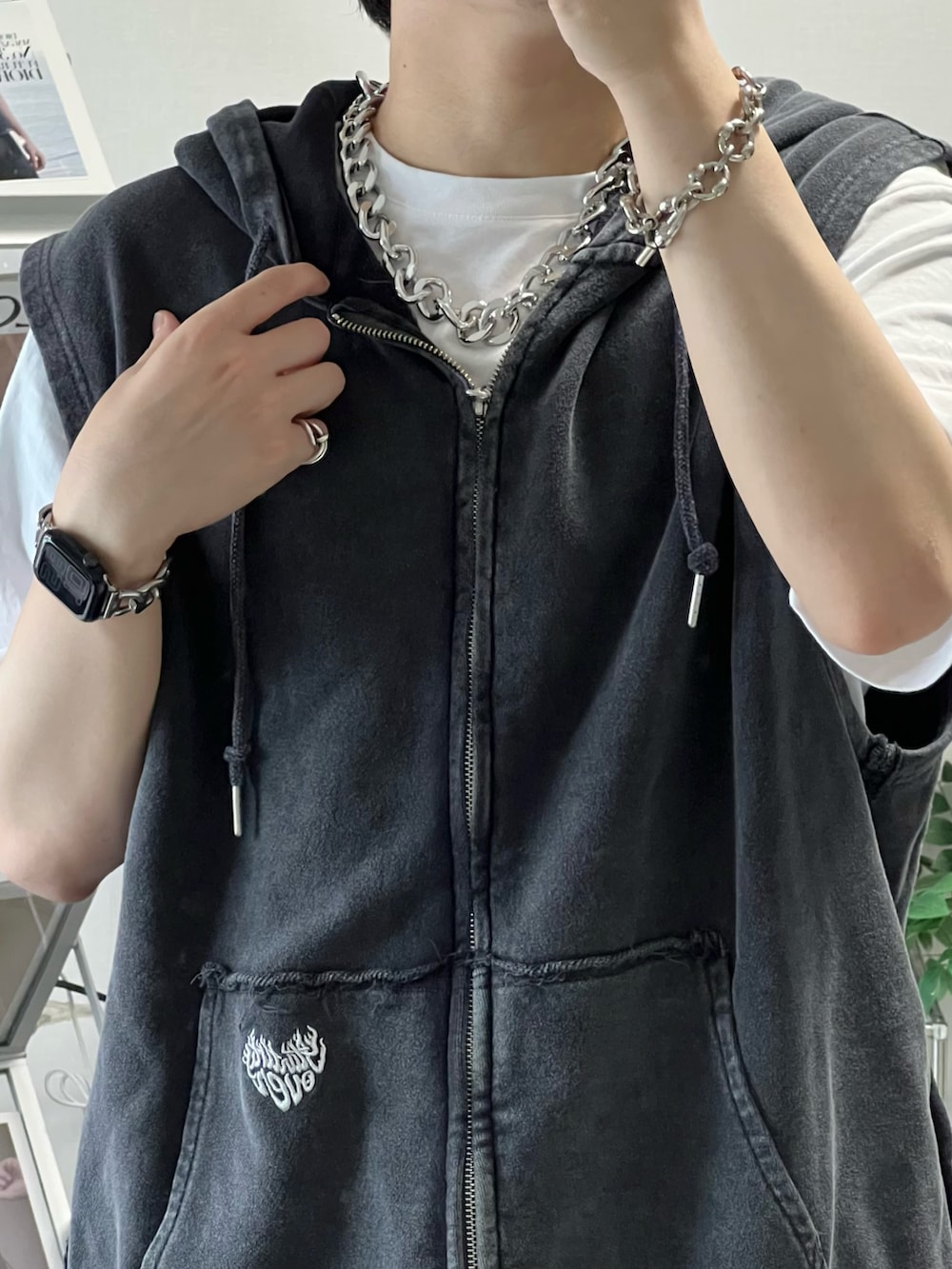 ブラック系のスウェットパンツ、ブラック系のパーカー、ホワイト系のTシャツ/カットソーを着用したメンズの夏コーディネートの3枚目の写真