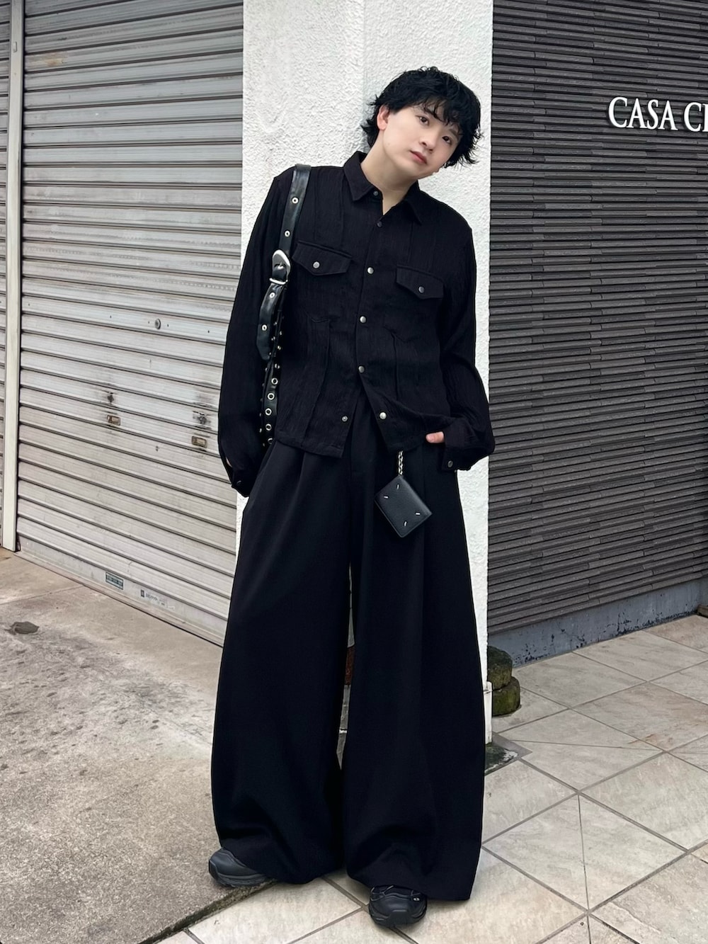ブラック系のシャツ/ブラウス、ブラック系のショルダーバッグ、ブラック系のスラックスを着用したメンズの秋コーディネートの2枚目の写真