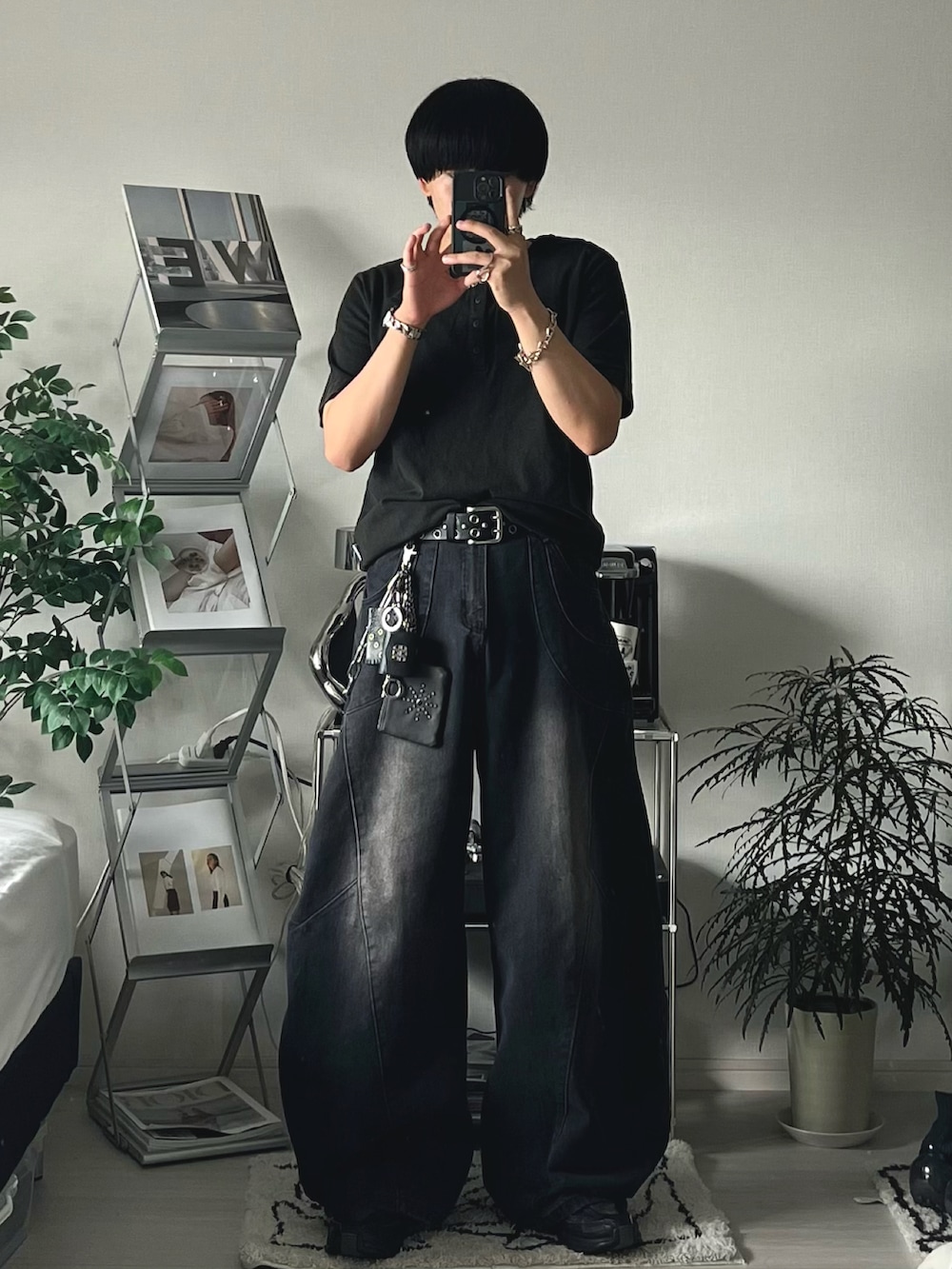 ブラック系のTシャツ/カットソー、ブラック系のデニムパンツ、ブラック系のスニーカーを着用したメンズの夏コーディネートの3枚目の写真