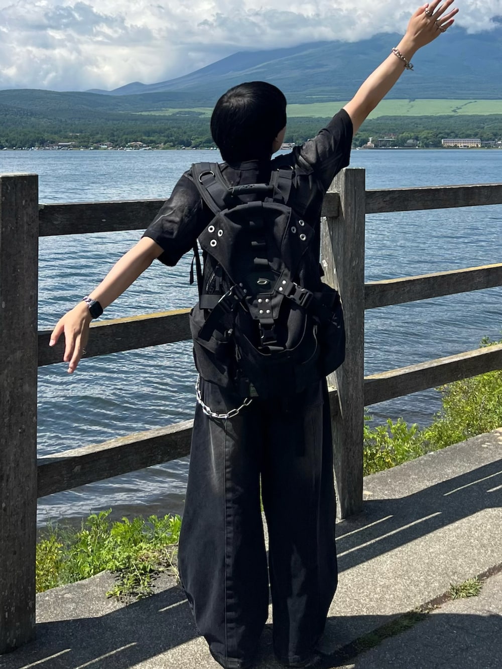 その他のTシャツ/カットソー、ブラック系のデニムパンツ、ブラック系のスニーカーを着用したメンズの夏コーディネートの2枚目の写真