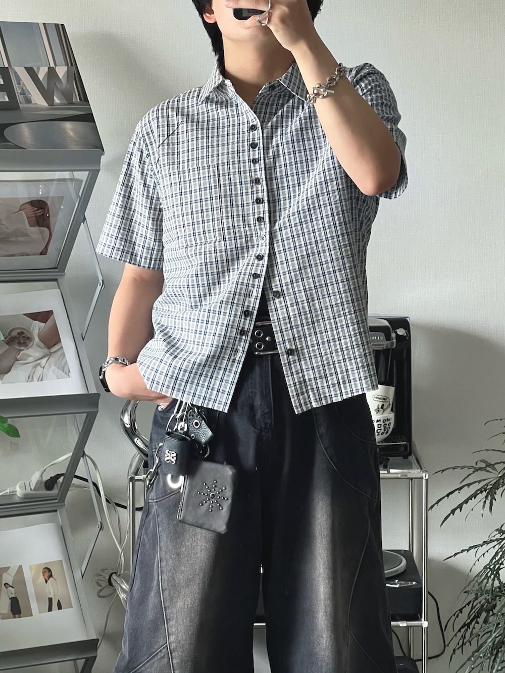 ブラック系のデニムパンツ、ブルー系のシャツ/ブラウス、ブラック系のスニーカーを着用したメンズの夏コーディネートの3枚目の写真