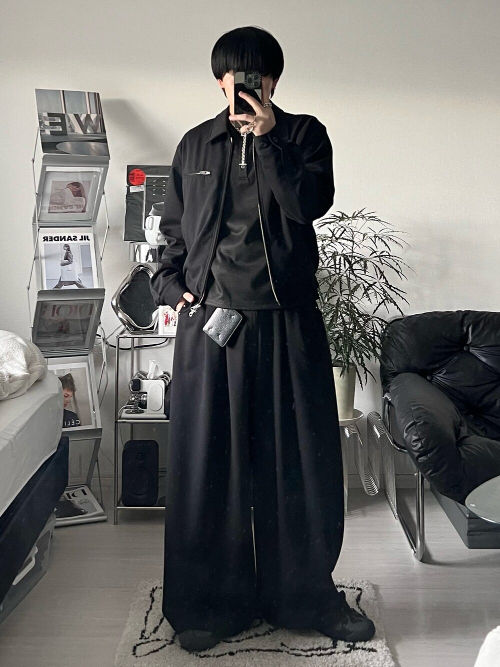ブラック系のブルゾン、ブラック系のTシャツ/カットソー、ブラック系のスラックスを着用したメンズの冬コーディネートの2枚目の写真