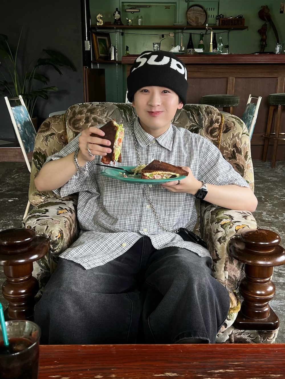 ブラック系のスニーカー、ブラック系のデニムパンツ、ブラック系のソックス/靴下を着用したメンズの夏コーディネートの2枚目の写真