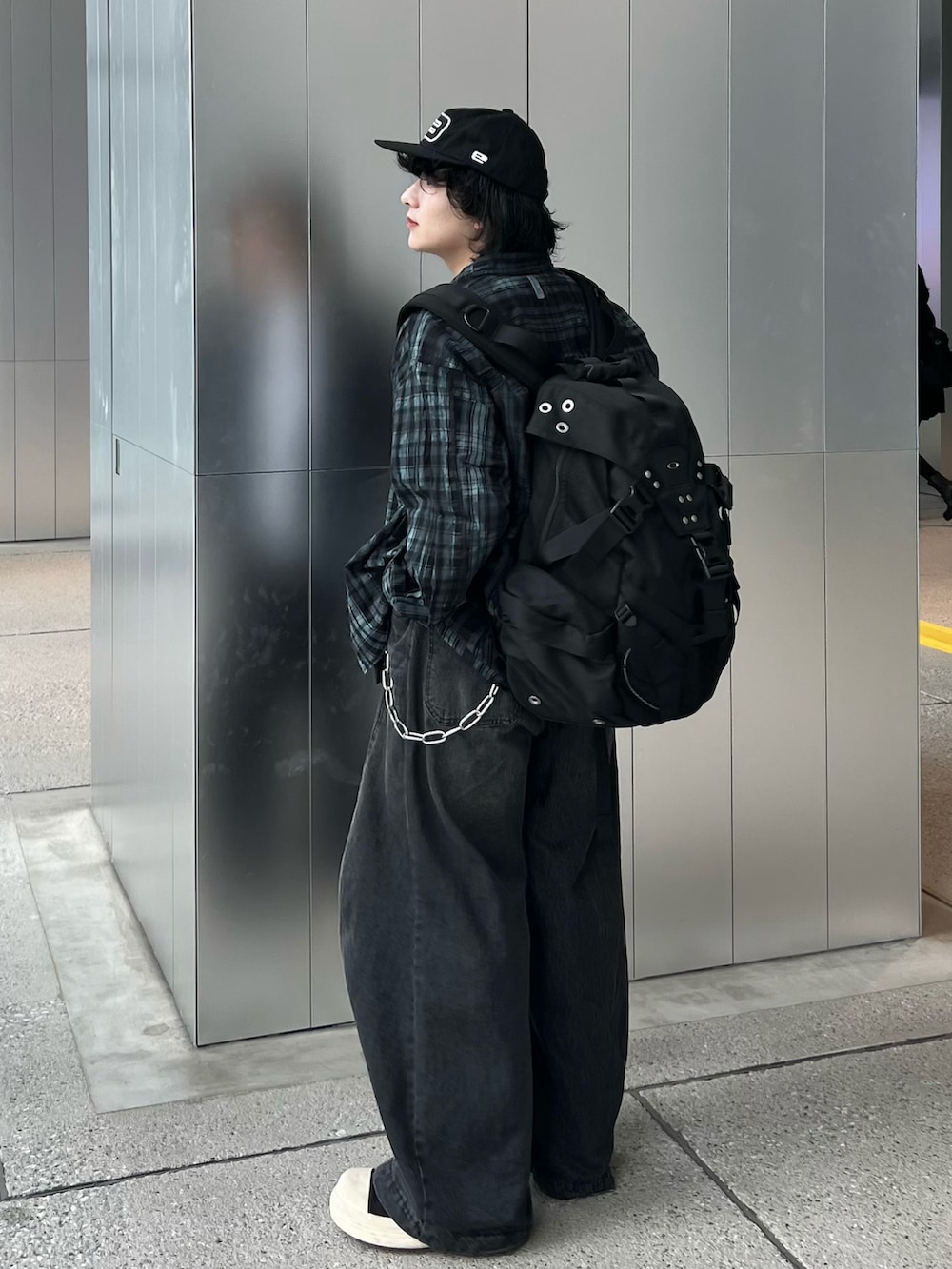 ブルー系のシャツ/ブラウス、ブラック系のデニムパンツ、ブラック系のスニーカーを着用したメンズの春コーディネートの2枚目の写真