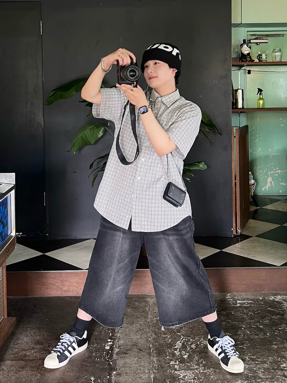 ブラック系のスニーカー、ブラック系のデニムパンツ、ブラック系のソックス/靴下を着用したメンズの夏コーディネートの3枚目の写真