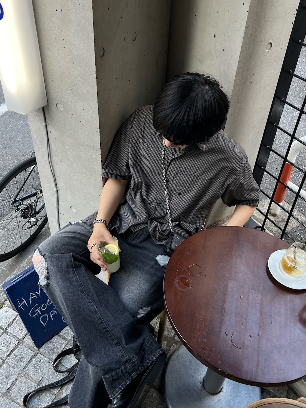 ブラック系のデニムパンツ、ブラック系のドレスシューズ、ブラック系のシャツ/ブラウスを着用したメンズの夏コーディネートの3枚目の写真