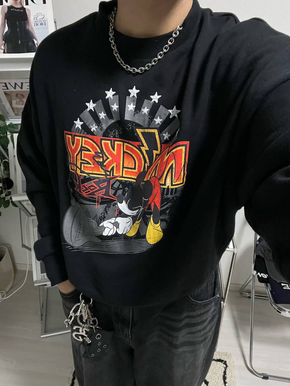 ブラック系のデニムパンツ、ブラック系のスウェット、シルバー系のネックレスを着用したメンズの秋コーディネートの4枚目の写真