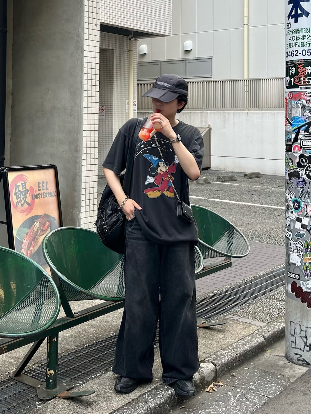 ブラック系のTシャツ/カットソー、ブラック系のデニムパンツ、ブラック系のスニーカーを着用したメンズの夏コーディネートの2枚目の写真
