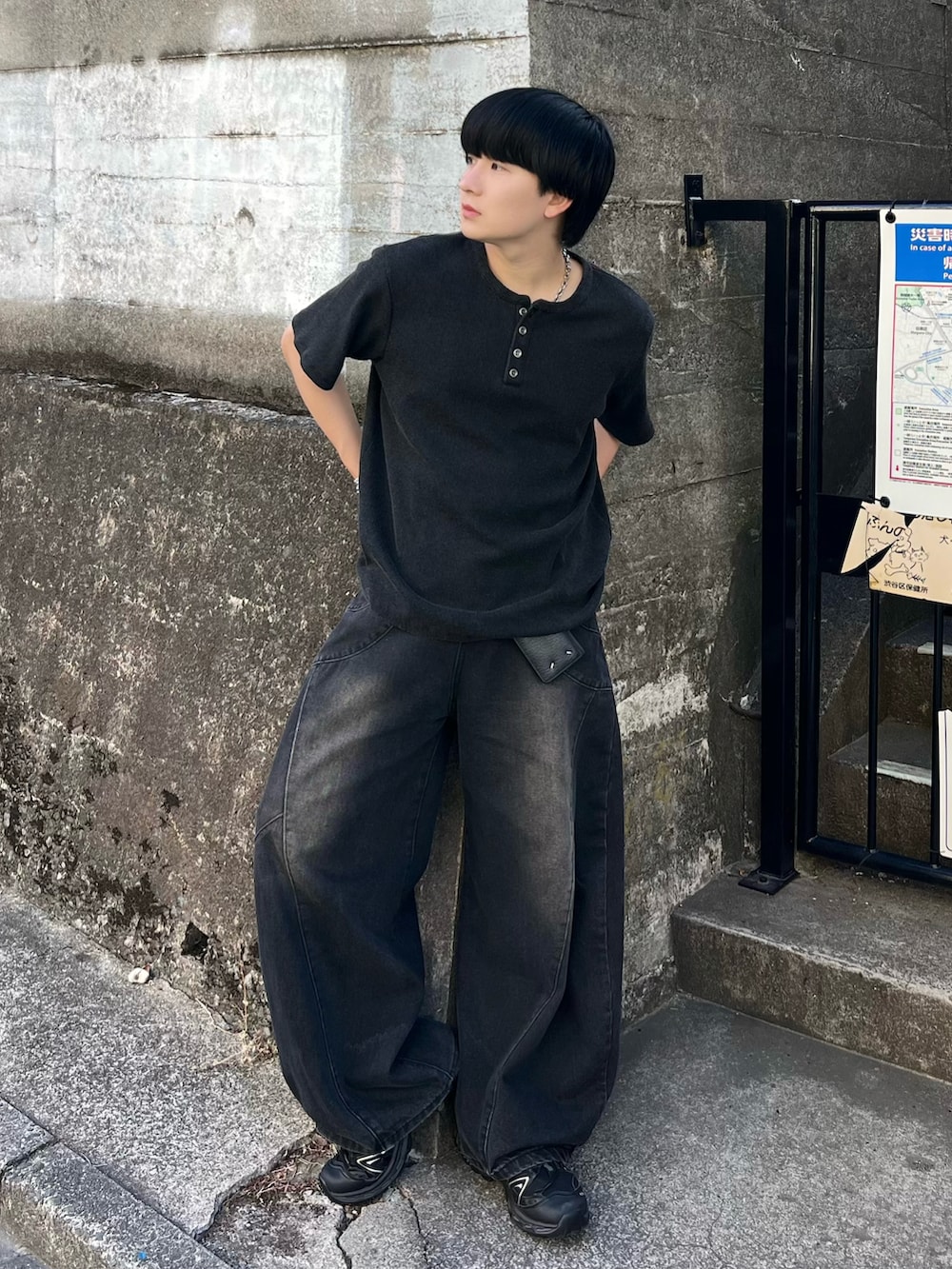 ブラック系のTシャツ/カットソー、ブラック系のデニムパンツ、ブラック系のスニーカーを着用したメンズの夏コーディネートの2枚目の写真